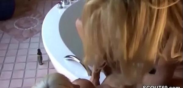 Geile Shemale fickt Teen mit dicken Titten in Bochum